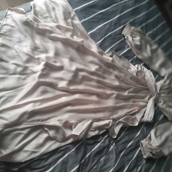 Pale pink dress, peekaboo style. - Picture 2 of 5